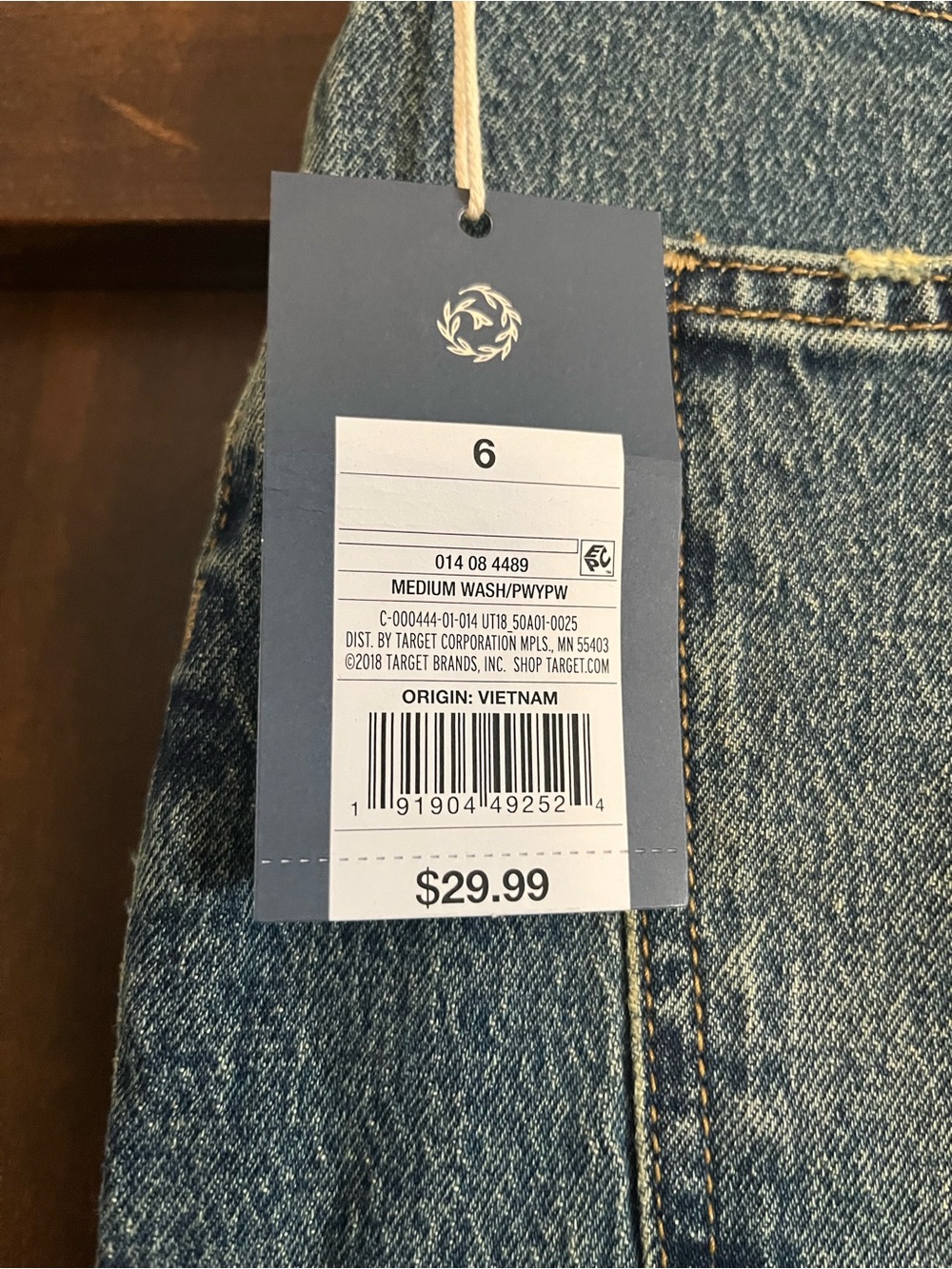 Universal Thread Women's Straight Leg Jeans - Light/Medium Blue Wash - Picture 4 of 6
